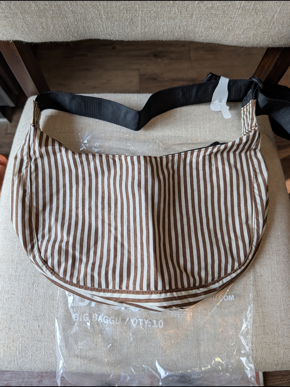 BAGGU Brown Stripe Medium Crescent Bag
